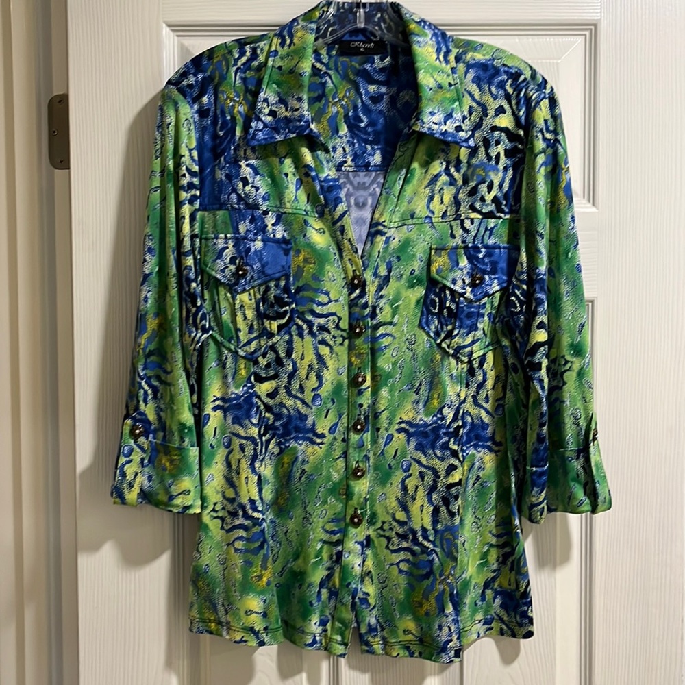 Klaveli top. Front buttons with collar.